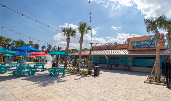 Enjoy the convenience of food and beverages poolside